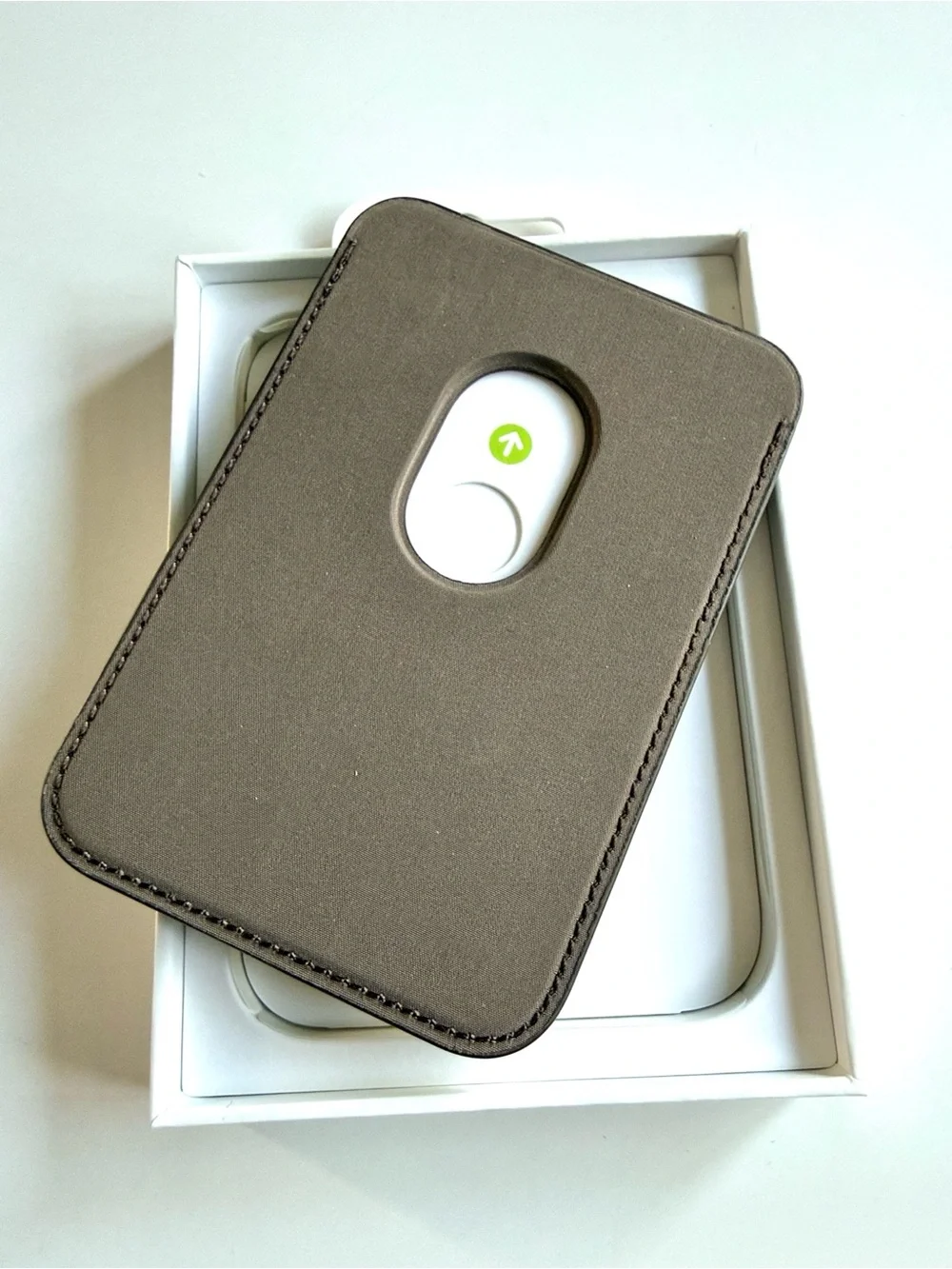 Apple iPhone Fine Woven Wallet MagSafe Brown